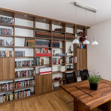 Maßgefertigtes Regal in Nussbaumoptik von ASADA – Elegante Wohnlösung Stilvolles Bücher- und Medienregal in Nussbaumoptik, kombiniert mit geschlossenen Schränken und offenen Fächern. Perfekte Lösung für Bücher, DVDs und Dekoration im modernen Esszimmer.