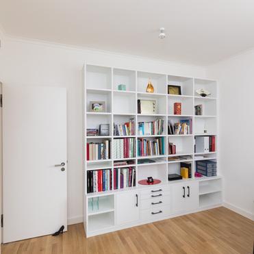 Weißes Bücherregal mit Schubladen von ASADA – Stilvolles und funktionales Design Maßgefertigtes Regal in Weiß mit offenen Fächern und Schubladen. Das moderne Möbelstück bietet Platz für Bücher, Dekorationen und Büromaterialien und fügt sich perfekt in das Arbeitszimmer ein.