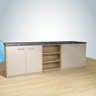 Ein modernes Sideboard mit einer dunklen Arbeitsplatte und cremefarbenen Türen. In der Mitte befinden sich offene Regalfächer aus Holz. Das Sideboard steht auf einem hellen Holzboden vor einer blauen Wand.