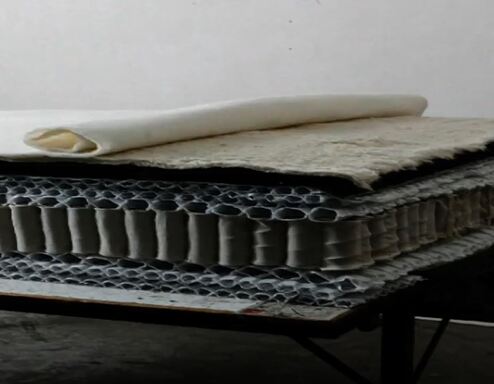 Die Boxspringmatratzen werden zu 100% in Handarbeit angefertigt, wobei die verwendeten Materialien aus rein nat&uuml;rlichen Ressourcen bestehen, wie z. B. Oliven&ouml;l, Kaschmir, Bambus u. Baumwolle oder auch Kamel- oder Rosshaar.